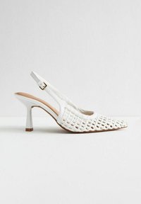 Vita slingback-sko med en vävd ovandel, spetsig tå och en glansig, kraftig klack. Inkluderar en justerbar vristrem med en guldbuckle.