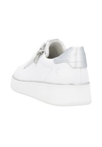 Baskets blanches avec accent argenté au talon, fermeture éclair latérale, tige en cuir lisse, semelle en caoutchouc texturé et détails de couture minimaux.