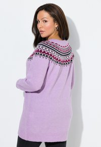 Fliederfarbener Langarmpullover mit einem mehrfarbigen Fair Isle-Muster an der Passe. Er hat einen gerippten Saum und Bündchen, eine weiche Textur und eine lockere Passform.