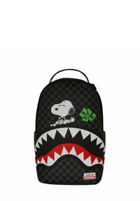Mochila a cuadros negros con un gráfico de Snoopy, diseño de dientes de tiburón rojos y blancos, billetes verdes, y un asa superior.