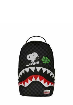 Mochila a cuadros negros con un gráfico de Snoopy, diseño de dientes de tiburón rojos y blancos, billetes verdes, y un asa superior.