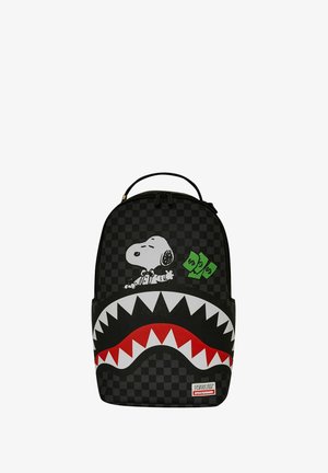 Zaino a scacchi neri con grafica di Snoopy, design di denti di squalo rosso e bianco, banconote verdi e maniglia superiore.