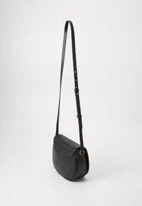 Borsa a tracolla nera in pelle con una texture liscia, forma arrotondata, tracolla regolabile e un delicato dettaglio di cucitura sul corpo.