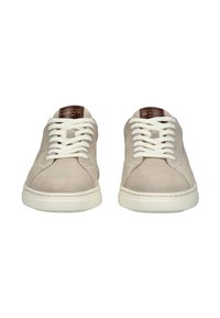 Béžové semišové tenisky s bílými šňůrkami, kulatou špičkou a gumovou podešví. Výrazné logo GANT na jazyku; hladká textura a neformální design.