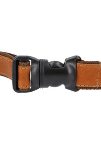 Ruskea nahka- ja kangashihna, jossa musta muovinen sivu vapautussolki kiinnitettynä keskelle.