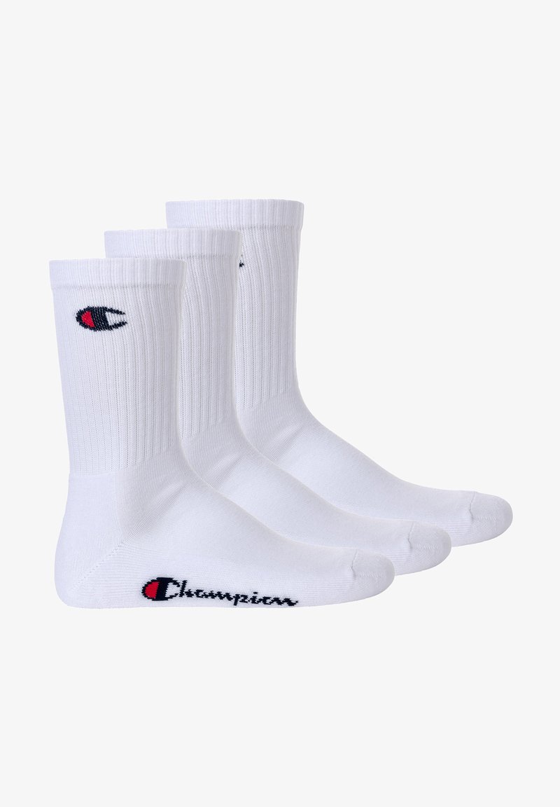Drei weiße Crew-Socken mit geripptem Muster und Logo. Die Socken haben schwarzen "Champion"-Text und ein kleines Logo in Rot und Marineblau.