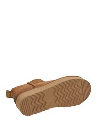 Botín de ante marrón con un diseño redondeado, suela de goma con un patrón de zigzag y una lengüeta en el talón para facilitar su uso.