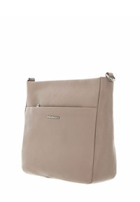 Borsa a tracolla in pelle di un morbido taupe con finitura testurizzata, dotata di una tasca con zip frontale e accento del logo argento. Forma quadrata e tracolla regolabile.
