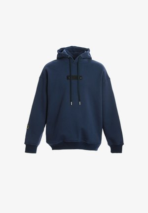 Sudadera azul marino hecha de tela suave, con un bolsillo frontal, cordones ajustables y un parche de logo en la manga.