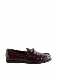 Bordeaux leren loafers met een gepolijste afwerking, een textuursteekdetail, een decoratieve band en een zwarte rubberen zool. Strakke, gestroomlijnde uitstraling.