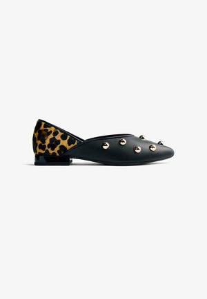 Scarpa nera a punta con dettagli in oro e retro in tessuto leopardato. Presenta un tacco basso e rettangolare nero.