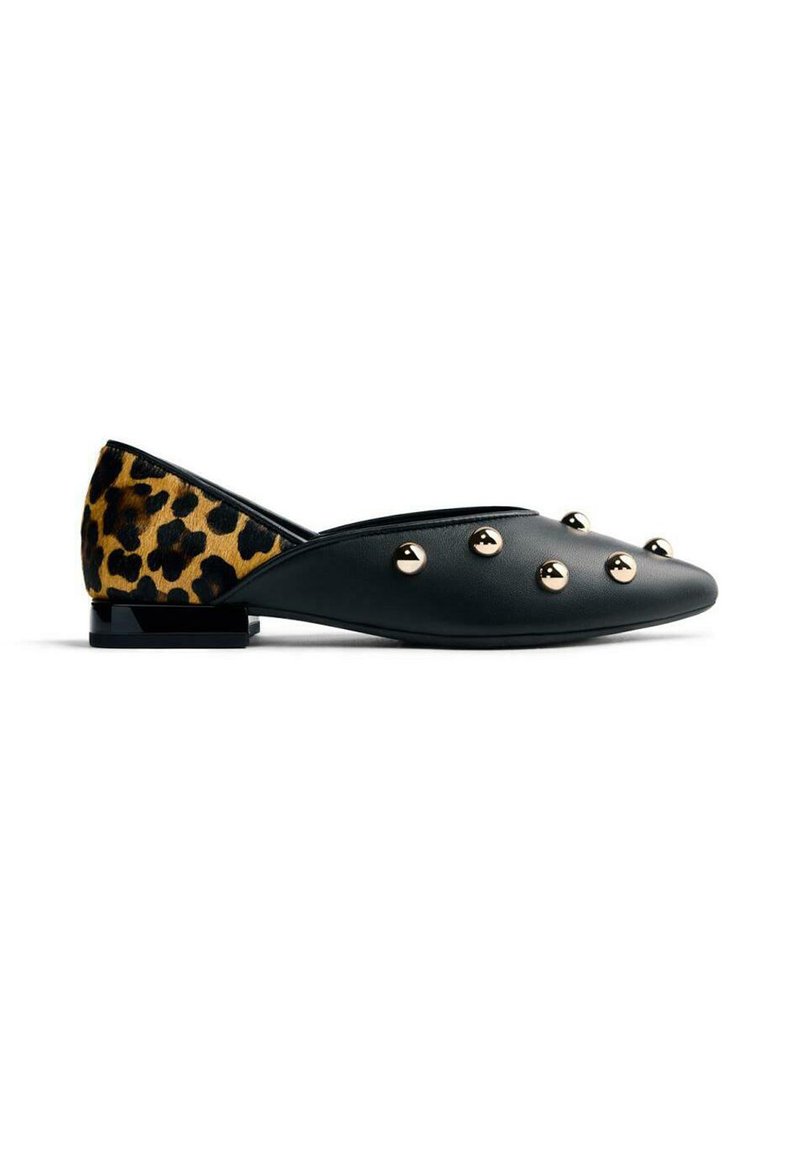 Chaussure noire à semelle plate avec un bout pointu, des accents de clous dorés et un dos texturé en imprimé léopard. Elle présente un petit talon noir rectangulaire.