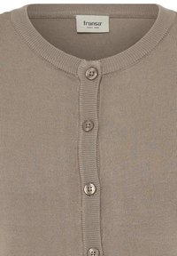 Cardigan tricoté couleur taupe avec encolure ronde et quatre boutons beige sur le devant, avec une étiquette de marque "fransa" à l'intérieur du col.