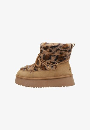 Bota de invierno marrón con plataforma, puño de piel sintética con estampado de leopardo y cordones en la parte delantera sobre fondo blanco.