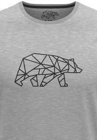 T-shirt grigia con un design geometrico di un orso nero sul davanti. Il tessuto ha una texture liscia e presenta un collo a giro.