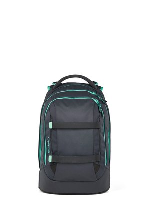 Schwarz-türkisfarbener Rucksack mit mehreren Reißverschlussfächern, gepolsterten Trägern und horizontalen elastischen Bändern an der Vorderseite zum Tragen von zusätzlichem Equipment.