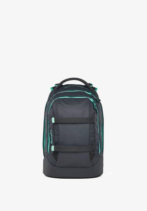 Schwarz-türkisfarbener Rucksack mit mehreren Reißverschlussfächern, gepolsterten Trägern und horizontalen elastischen Bändern an der Vorderseite zum Tragen von zusätzlichem Equipment.