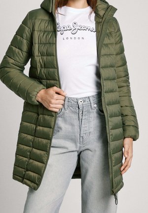 Femme portant une veste matelassée vert olive sur un t-shirt blanc Pepe Jeans London et un jean taille haute bleu clair.