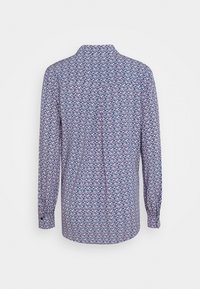 Camicia a maniche lunghe con motivo geometrico blu e rosa, realizzata in tessuto leggero. Presenta un colletto alto e polsini con bottoni. Visuale posteriore mostrata.