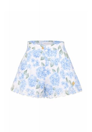 Witte shorts met hoge taille en blauwe hortensia bloemenprint, een gezoomde zoom met borduurwerk, voorzakken en gouden knoopdetails.
