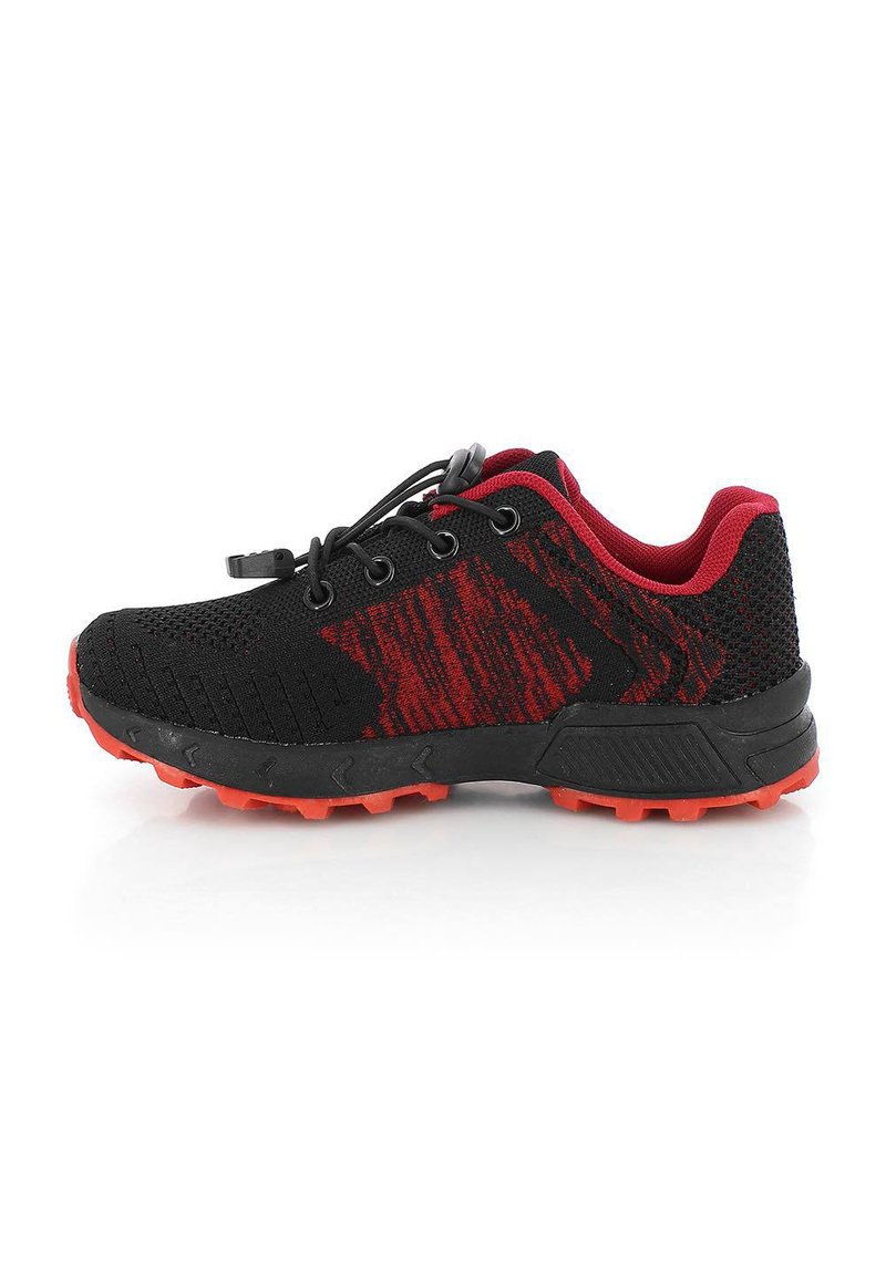 Chaussure de sport noire et rouge avec un dessus en tricot texturé, mise en valeur par une semelle noire robuste et un motif de traction rouge ; elle dispose d'un système de laçage.