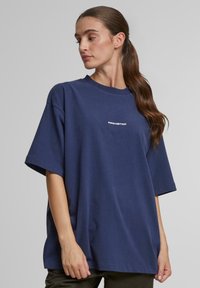 PROHIBITED - T-shirt z nadrukiem