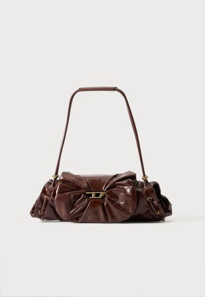 Borsa a mano in pelle marrone con dettaglio arricciato e chiusura dorata, con tracolla sottile e lati arricciati.