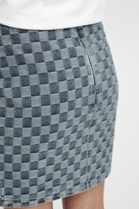 Jeans krilo s šahovskim vzorcem v odtenkih modre in sive barve, s prilegnjenim dizajnom in vidnimi šivi ob šivih.