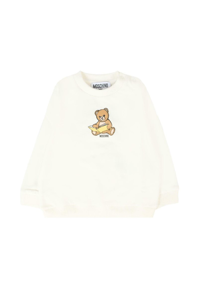 Felpa bianca con polsini e scollatura a costine. Presenta un design stampato di un orso che legge un libro, etichettato "Moschino." Texture del tessuto morbida.