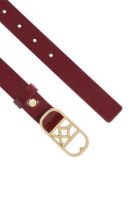 Curea din piele burgundy, cu o cataramă geometrică de culoare aurie, textură netedă și mai multe găuri pentru ajustarea dimensiunii.