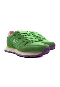 Sneakers verdi con tomaia in suede e tessuto, con accenti rosa, lacci bianchi e suola viola. Logo visibile sul lato.