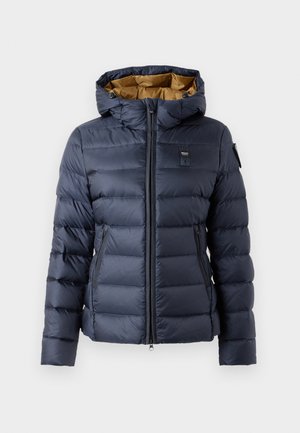 Veste matelassée navy avec capuche, comportant une fermeture éclair à l'avant, des poches latérales et un design matelassé. Intérieur doublé en or avec détail du logo sur la poitrine.