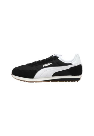 Baskets Puma noir et blanc avec des accents en daim, logo et rayure Puma blancs, design basse et semelle en caoutchouc marron.