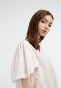 myMo Camicetta - weiss pinkorange punkte