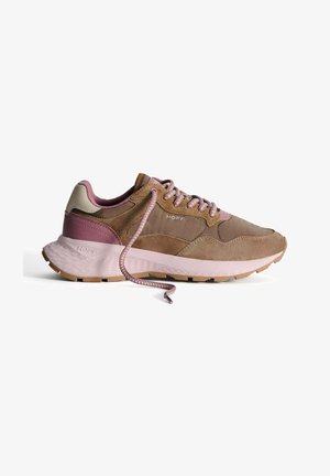 Zapatilla deportiva marrón y rosa con materiales de gamuza y malla, suela texturada, entresuela gruesa rosa y cordones a juego. Marca en el lateral.