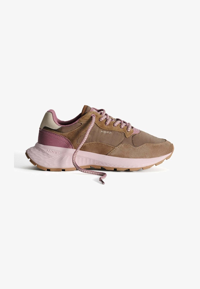 Scarpa atletica marrone e rosa con materiali in camoscio e rete, suola testurizzata, intersuola spessa rosa e lacci abbinati. Branding sul lato.