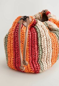 Sac tissé à cordon avec des rayures verticales rouges, orange, beige et vertes, équipé de lanières en cuir marron clair avec des détails noués.