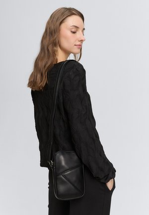 Borsa a tracolla nera in pelle con forma rettangolare, superficie testurizzata e dettagli di cucitura diagonale. Cintura regolabile per versatilità.