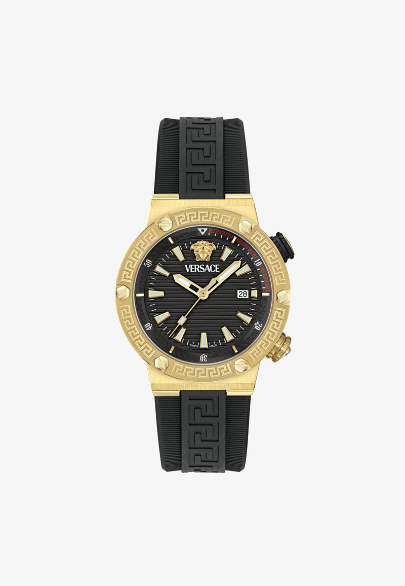 Montre Versace avec un boîtier en acier inoxydable doré, un bracelet en caoutchouc noir, un cadran noir et des accents dorés ; présente un motif clé grec.