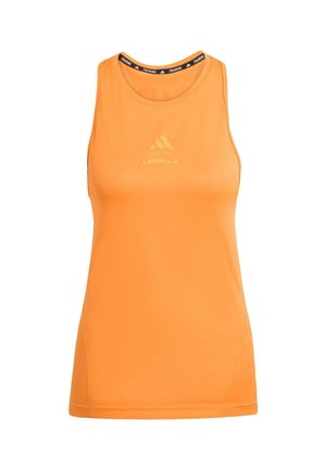 Orange atletisk tanktop med rund hals, lavet af letvægtsstof. Har sort "TRAINING" bånd ved kraven og gul logo.