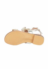 Sandal in argento con adornamenti di gioielli, suola in gomma bianca e cinturino alla caviglia. Fondo testurizzato per aderenza e stabilità. Materiale superiore liscio.