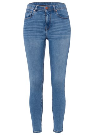 Cienkie dżinsy w jasnoniebieskim deninie, z wysokim stanem, pięcioma kieszeniami i mosiężnym guzikiem przy pasku. Gładka tekstura.