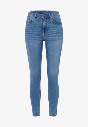 Cienkie dżinsy w jasnoniebieskim deninie, z wysokim stanem, pięcioma kieszeniami i mosiężnym guzikiem przy pasku. Gładka tekstura.