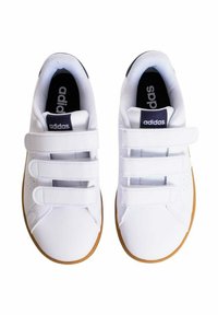 Zapatillas blancas con tres correas de velcro, suela de goma y un cuello acolchado. Etiquetadas con 'adidas' en la lengüeta y el forro interior.