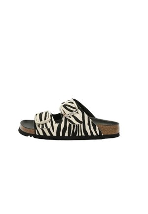 Sandaal met open teen met zwart-witte zebrastripes, twee verstelbare banden met zilverkleurige gespen, kurken voetbed en zwarte zool.