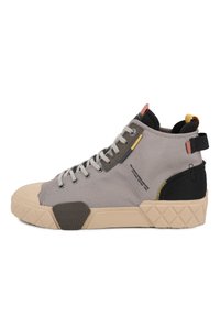 Υψηλό sneaker σε μπεζ και γκρι με μαύρη φτέρνα, κίτρινα και ροζ λουράκια, λαστιχένια σόλα και λευκά κορδόνια, εμφανίζεται από το πλάι.