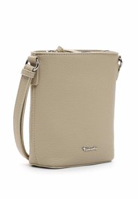 Borsa a tracolla in pelle beige con superficie texturizzata, forma rettangolare, chiusura con zip e dettaglio logo in metallo argento.