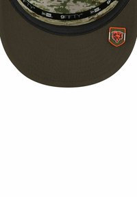 Olivgrüne Baseballmütze mit flachem Schirm, ausgestattet mit einem Innenmuster in Camouflage und einem Bären-Logo-Patch. Aus Baumwolle mit gestickten Details.