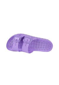 Sandalia de goma morada con dos correas ajustables, plantilla texturizada perforada y diseño de punta abierta. Ligera y antideslizante.