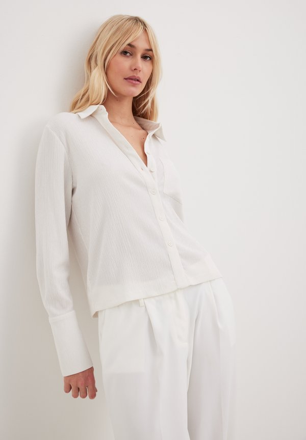 STRUKTURIERTE MIT LANGEN ÄRMELN UND TASCHEN - Hemdbluse - cream